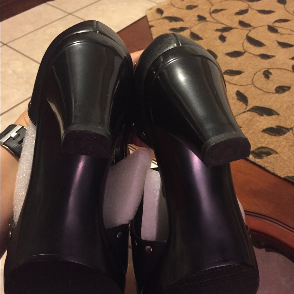 Leather black heeled shoes with silver studs. - Picture 6 of 8